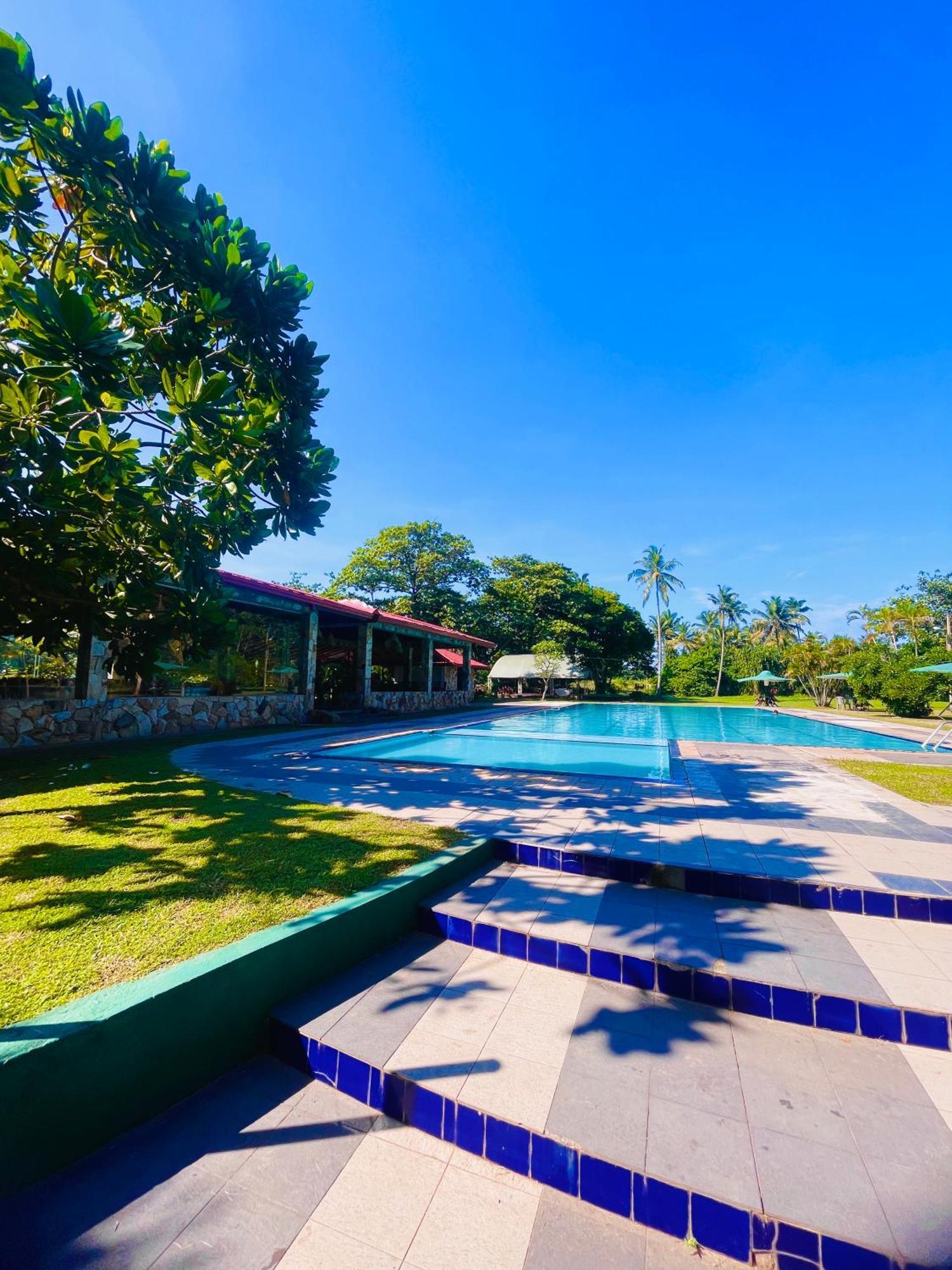River View Banquet & Resort Wadduwa Bagian luar foto